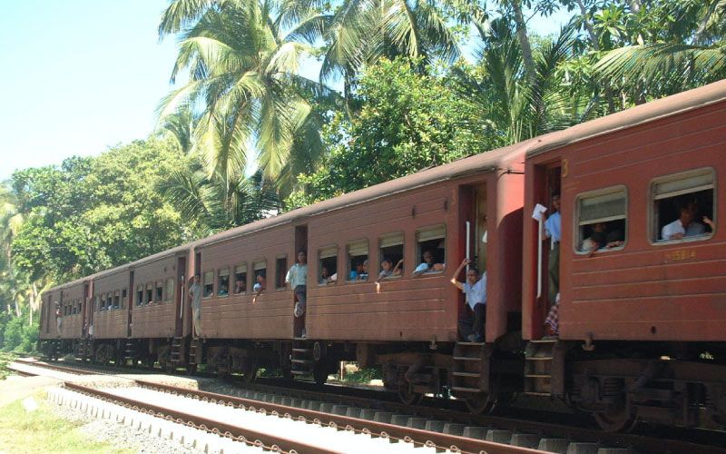 Train à l'arret voie Sri Lankaise